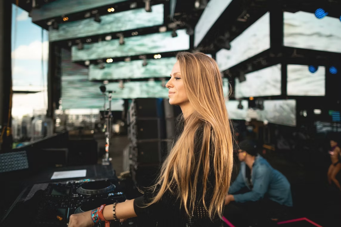 Nora En Pure — close-up za pultom