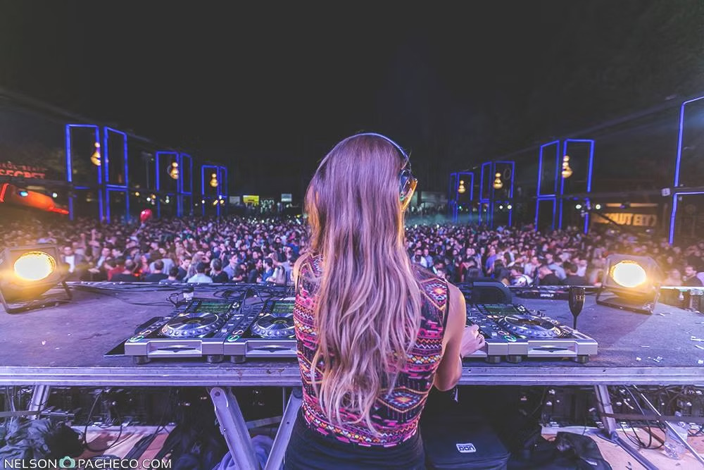 Nora En Pure — night stage